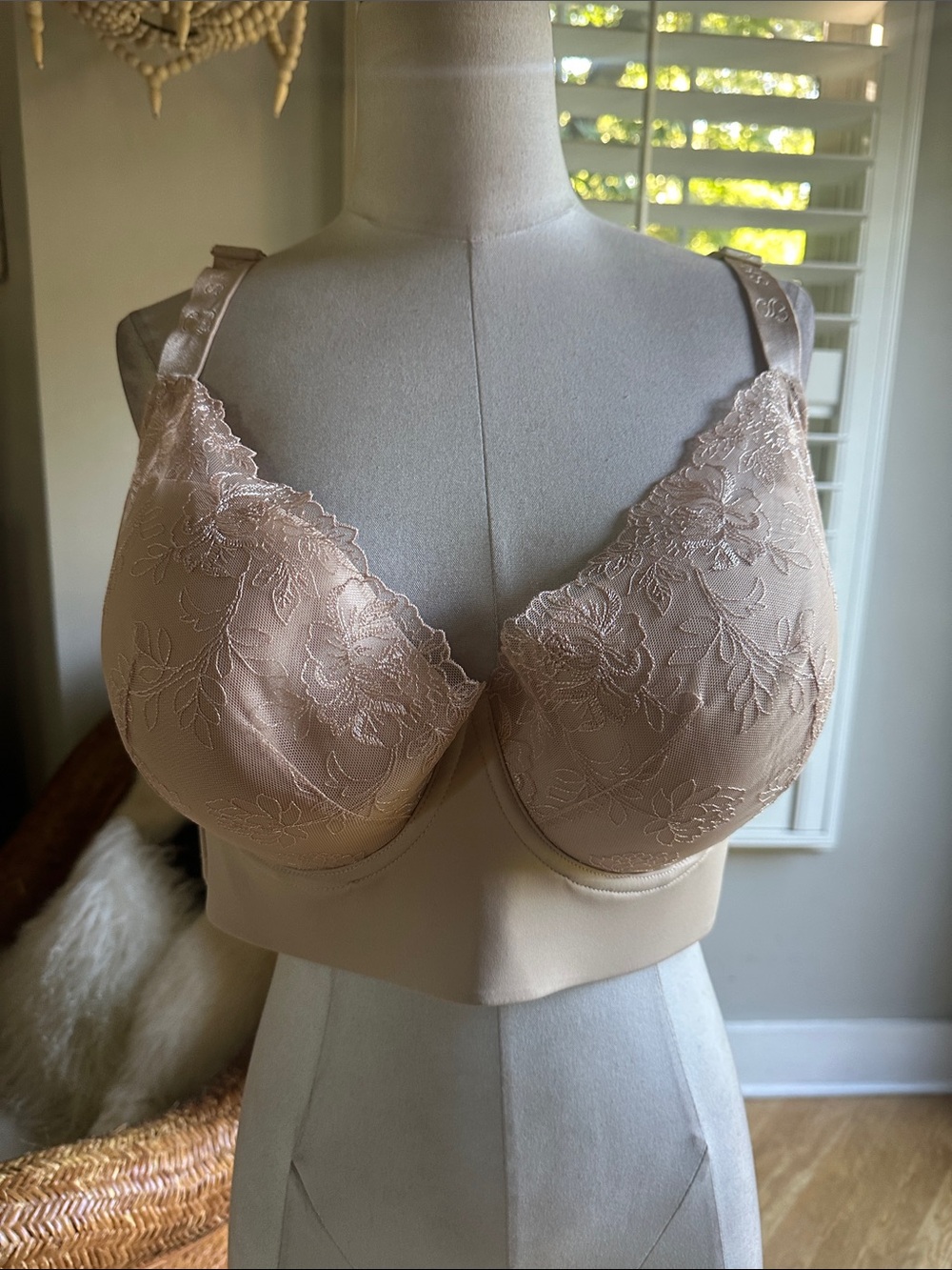 SHAPELLX BEIGE BACK SMOOTHING LACE UNDERWIRE BRA 46 D NEW NO TAGS